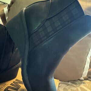 Muk Luks booties black size 6.5
